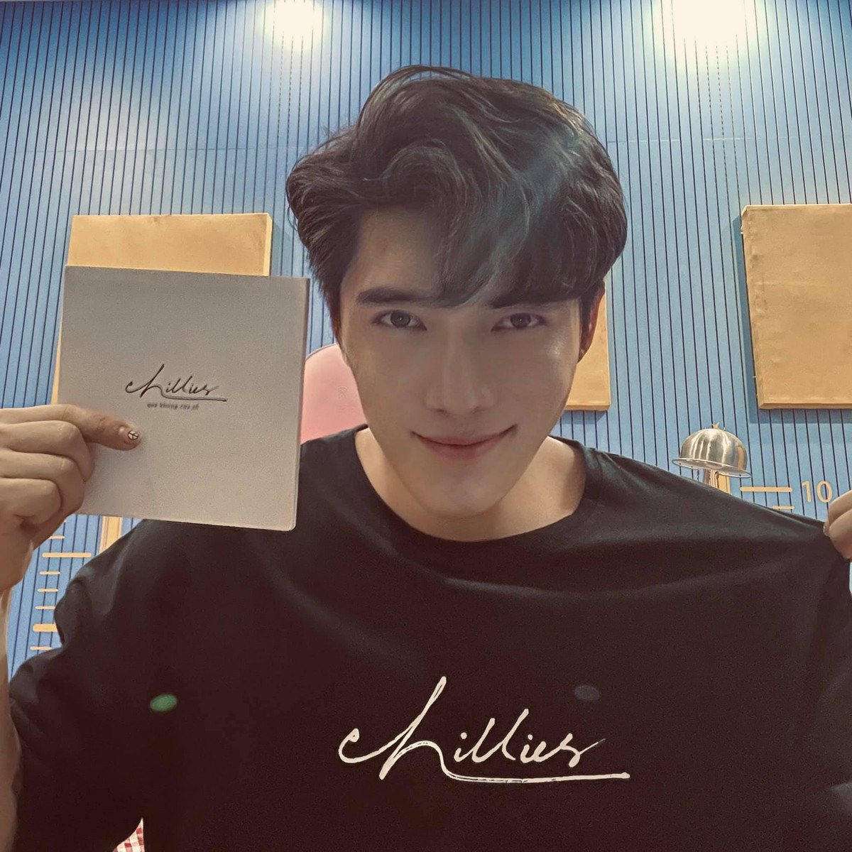 Châu Đăng Khoa khoe nhận quà từ "thần tượng" Chillies Band.