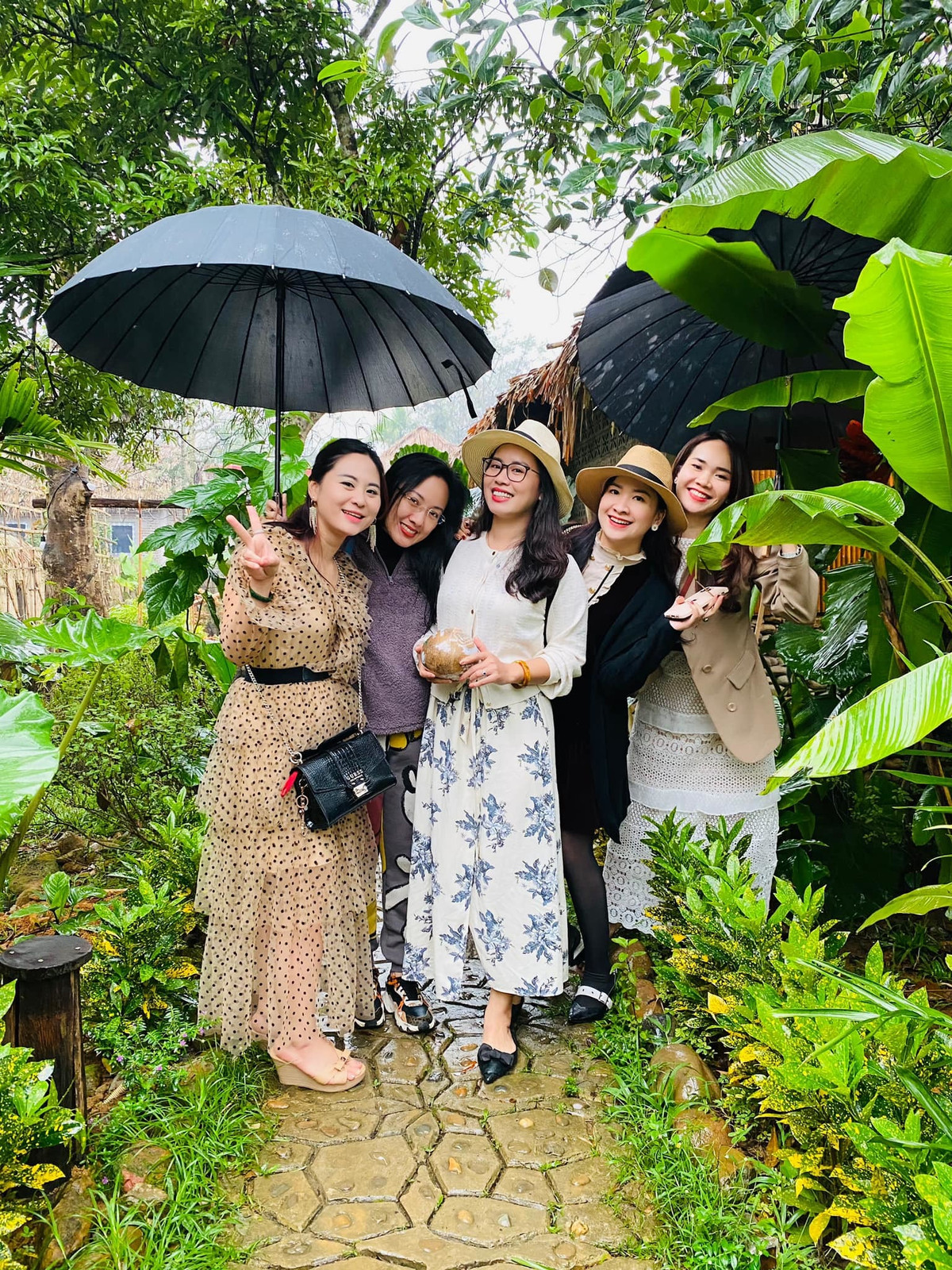 BTV Hoài Anh xúng xính váy áo cùng hội chị em.