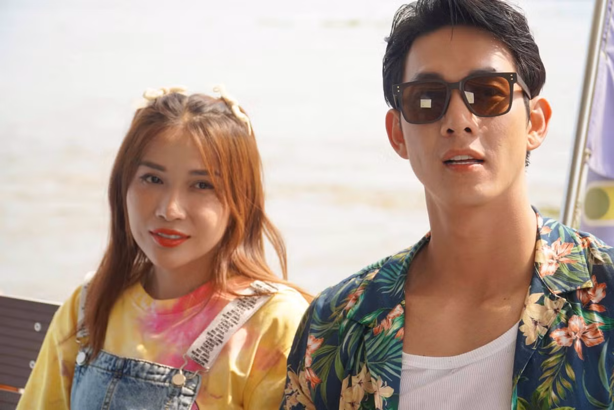 Song Luân và Khả Như thân thiết ở hậu trường phim mới.