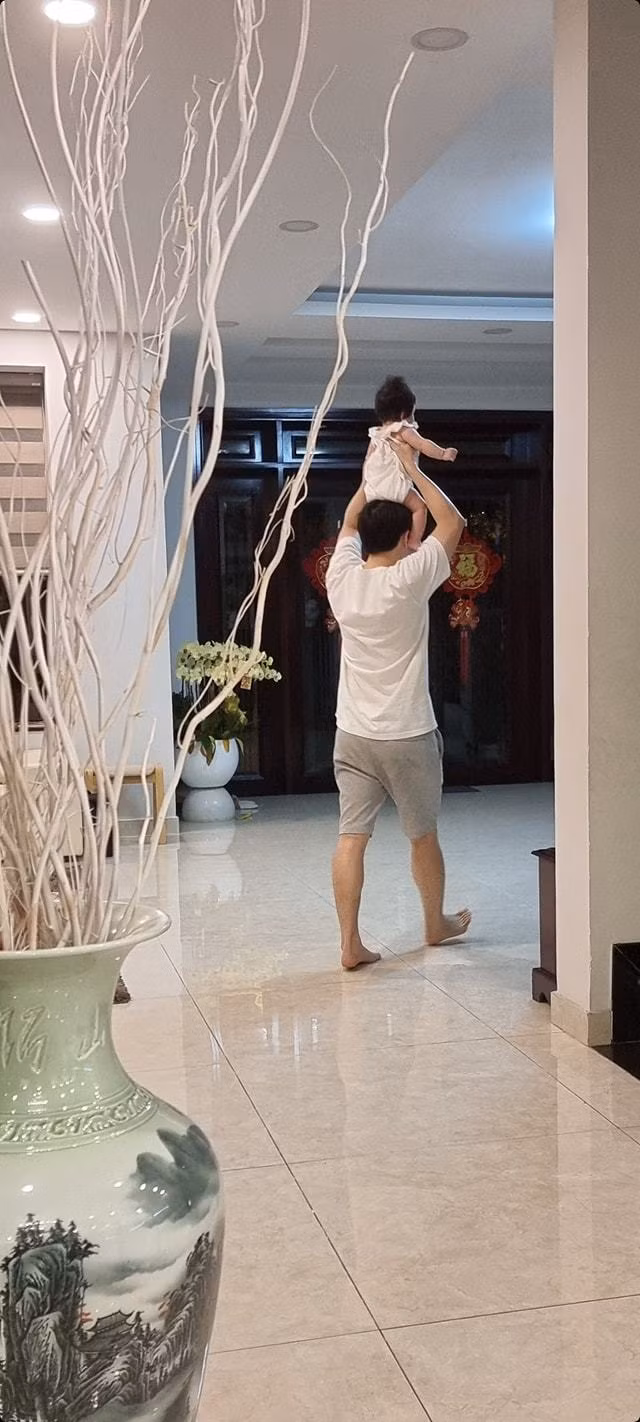 Đông Nhi hạnh phúc dõi theo Ông Cao Thắng chơi với con gái.