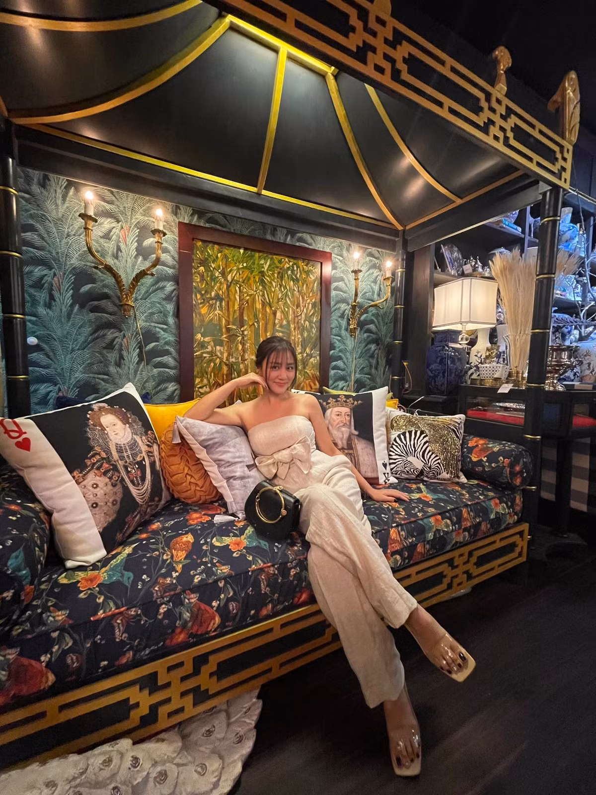 Văn Mai Hương thư thái cuối tuần.