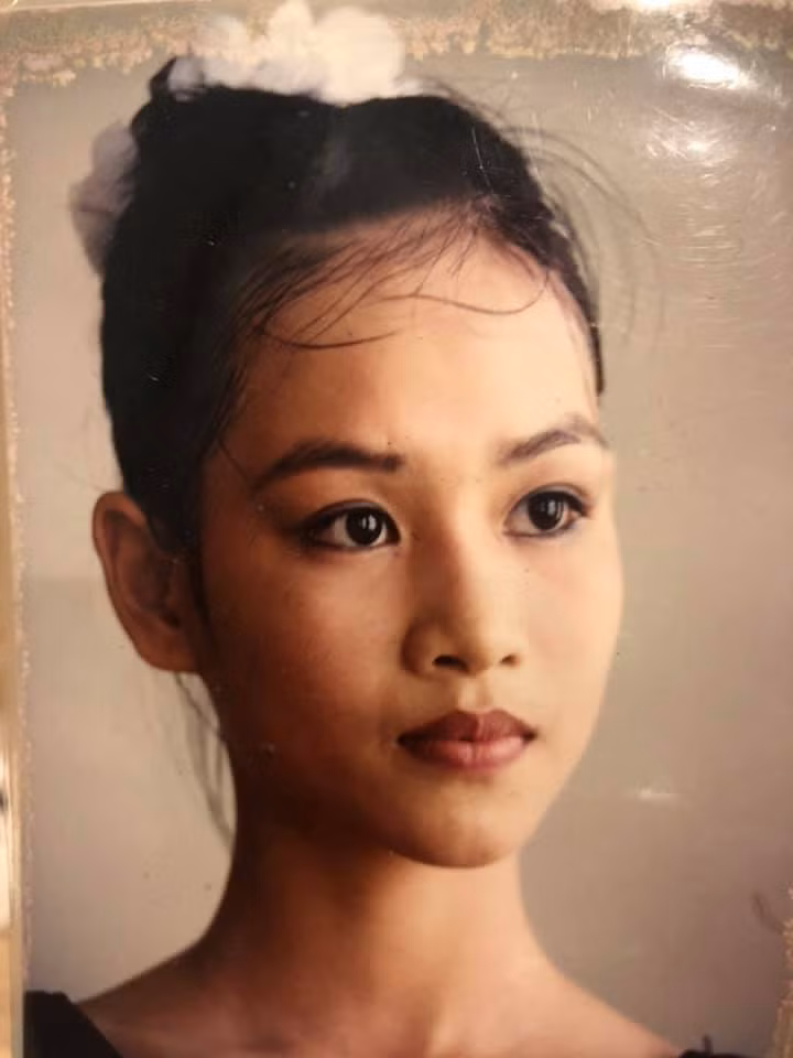 Đường nét trên gương mặt Hà Hương sắc sảo từ bé.