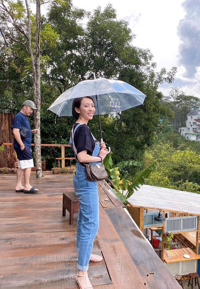 Thu Trang đăng ảnh đẹp ở Đà Lạt nhưng bị Tiến Luật phía sau "phá khung hình".