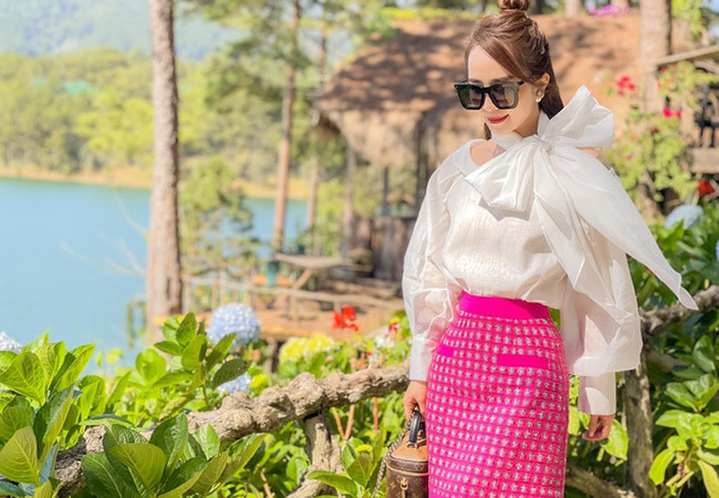 Quỳnh Nga điệu đà trong trang phục hàng hiệu. "Hôm này em thích buộc nơ bởi chính em là một món quà", cô viết.