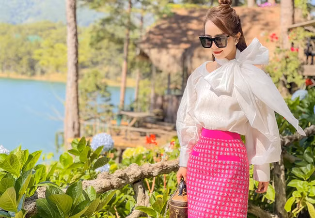 Quỳnh Nga điệu đà trong trang phục hàng hiệu. "Hôm này em thích buộc nơ bởi chính em là một món quà", cô viết.