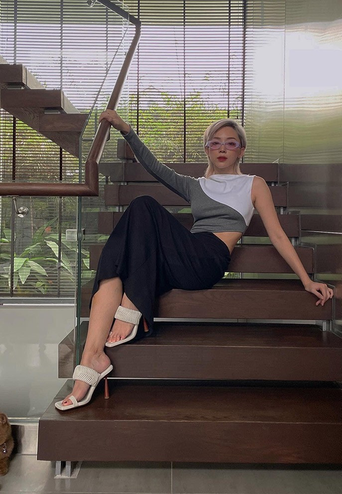 Tóc Tiên kỳ công phối đồ như một fashionista chỉ để tạo dáng chụp ảnh trong nhà.