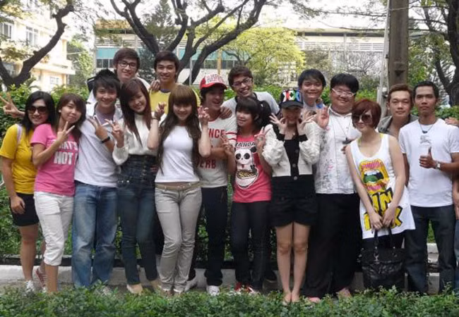 Bức ảnh gây chú ý cộng đồng mạng với những gương mặt thành danh hiện nay của showbiz gồm: Đông Nhi, Noo Phước Thịnh, Ngô Kiến Huy, chị em Yến Trang - Yến Nhi...