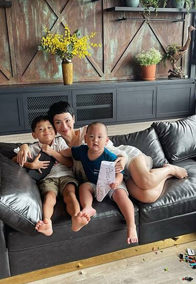 Trà My Idol rất khó khăn để thuyết phục hai con nhỏ cùng mình chụp ảnh.