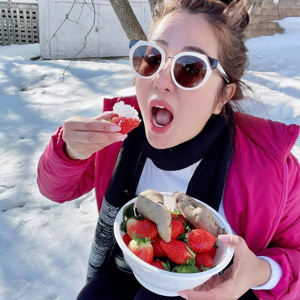 Nghệ sĩ hài Thuý Nga đăng ảnh đi chơi kèm chia sẻ : "Lần đầu tiên trải nghiệm ăn khoai lang, dâu chấm tuyết. Ta nói đã gì đâu bà con".