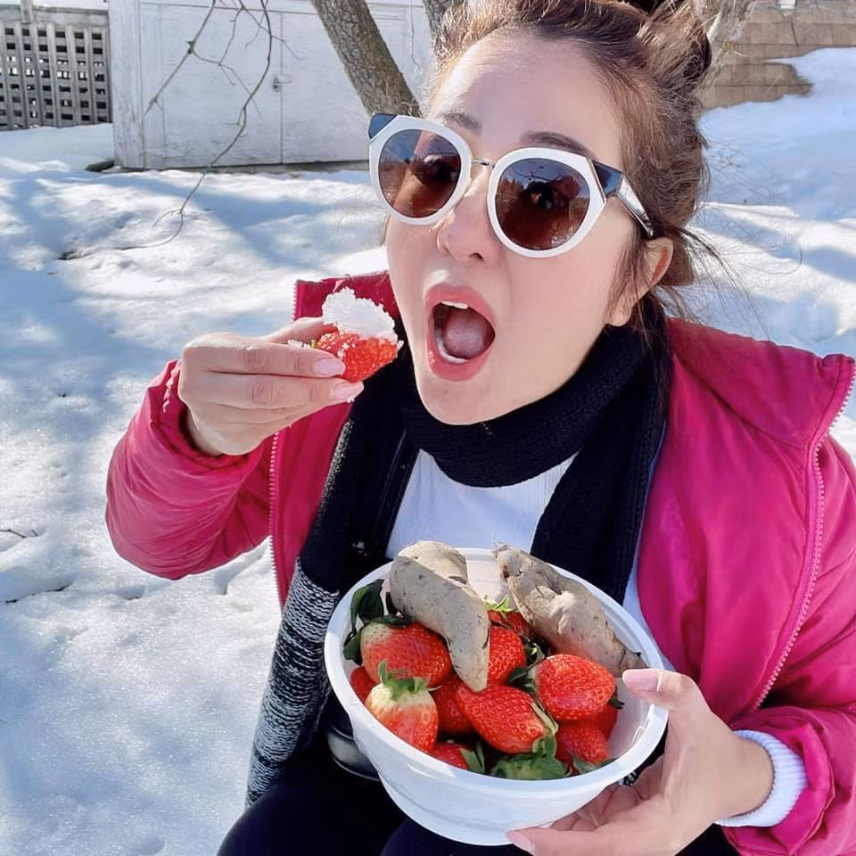 Nghệ sĩ hài Thuý Nga đăng ảnh đi chơi kèm chia sẻ : "Lần đầu tiên trải nghiệm ăn khoai lang, dâu chấm tuyết. Ta nói đã gì đâu bà con".