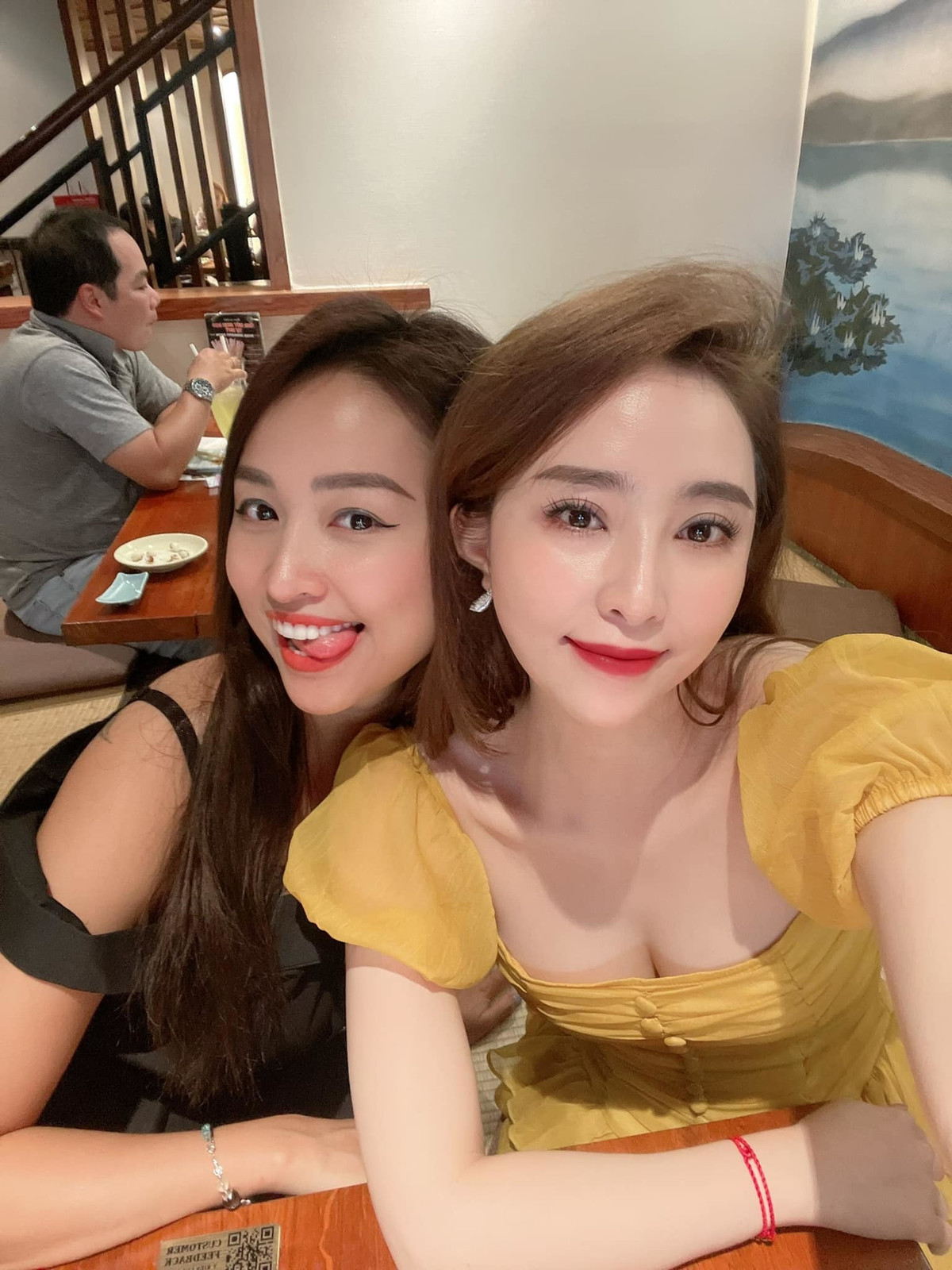 Quỳnh Nga cùng Vân Hugo thân thiết đi ăn trưa cùng nhau.