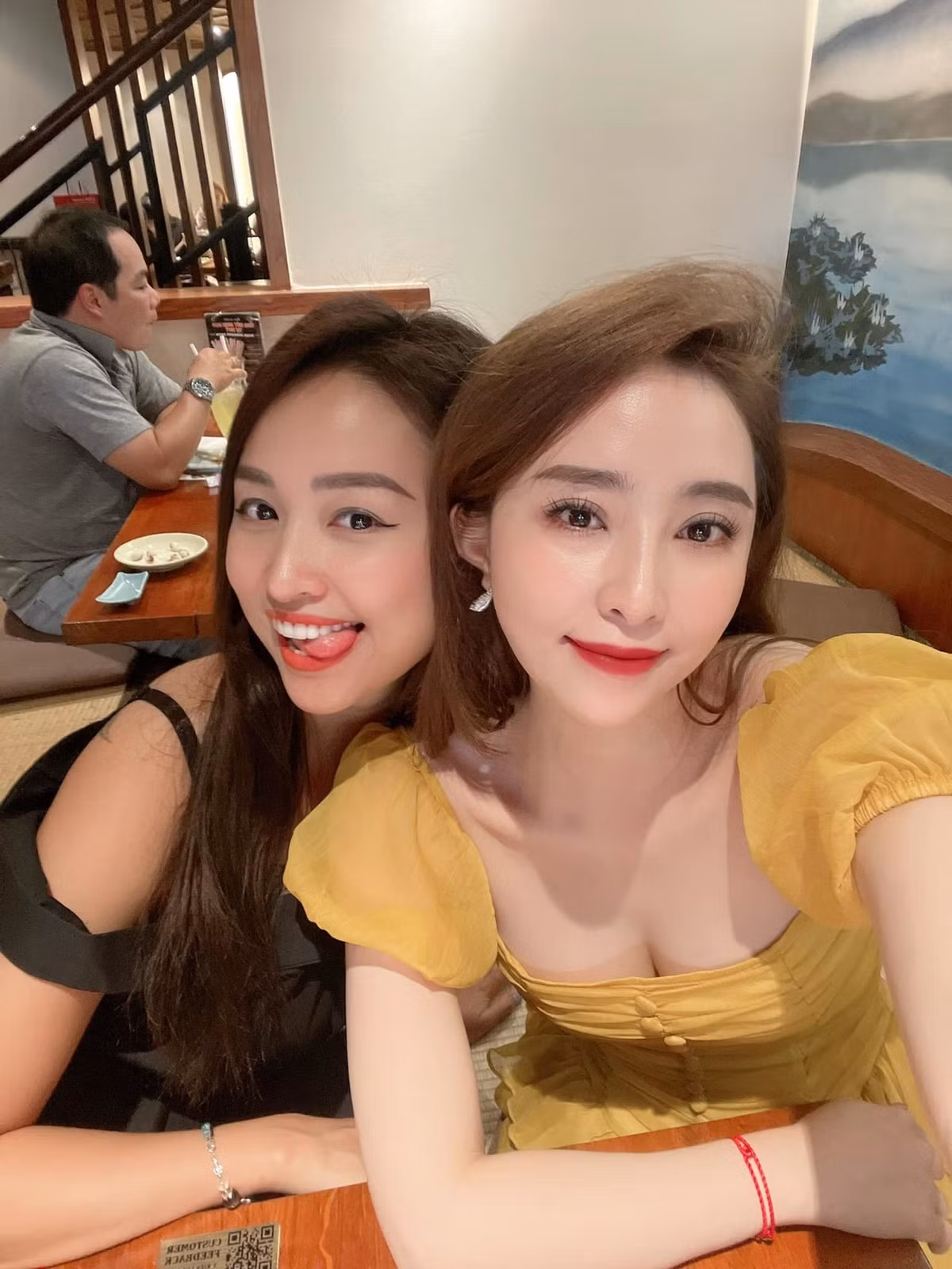 Quỳnh Nga cùng Vân Hugo thân thiết đi ăn trưa cùng nhau.