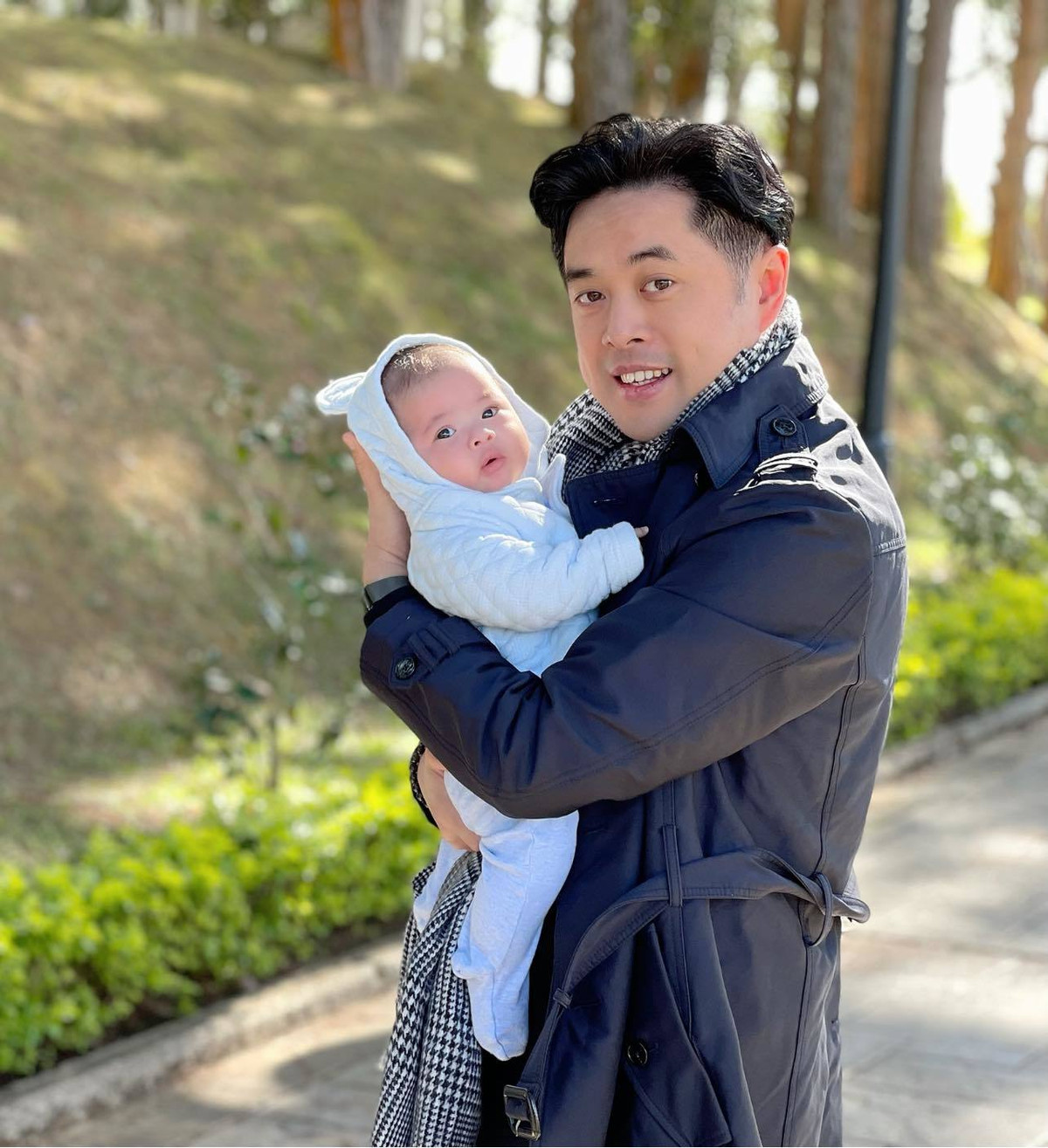 Dương Khắc Linh ôm cậu con trai đáng yêu trong chuyến đi du lịch Đà Lạt.