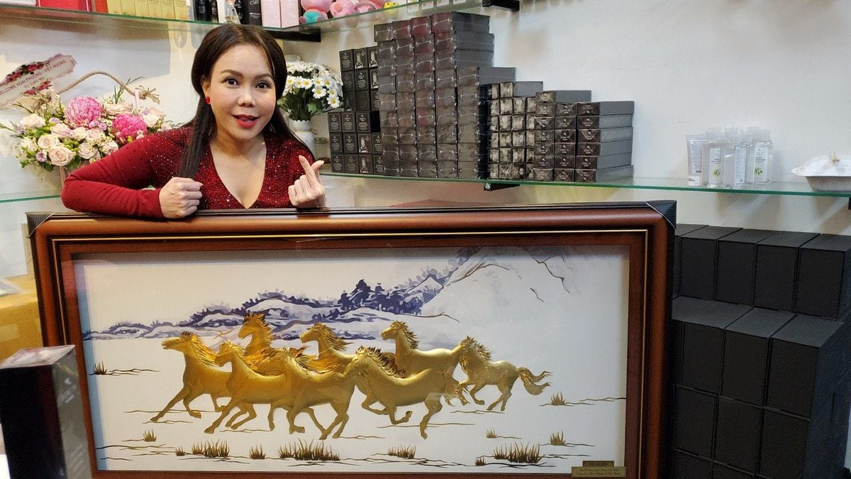 Việt Hương hạnh phúc khoe loạt tranh được fan gửi tặng.