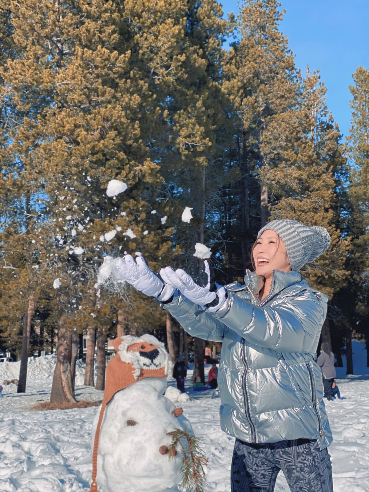 "2021 ai cười nhiều hơn sẽ được thưởng nhé cả nhà!", Hương Tràm rạng rỡ.