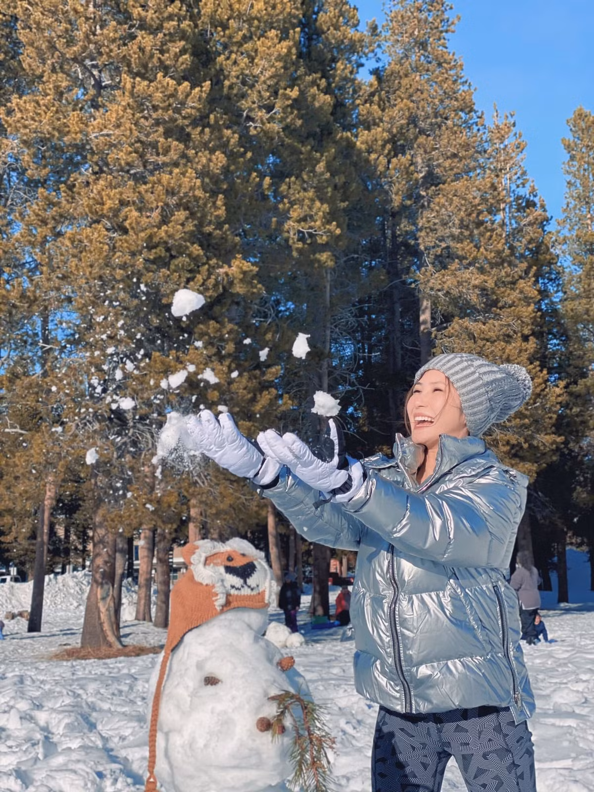 "2021 ai cười nhiều hơn sẽ được thưởng nhé cả nhà!", Hương Tràm rạng rỡ.