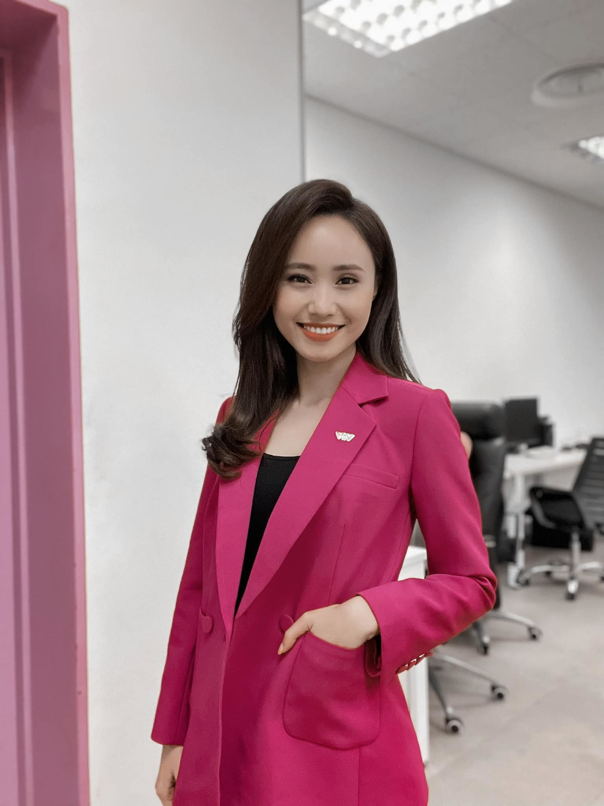 MC 'thời tiết' Xuân Anh xinh đẹp trước khi lên sóng. "Miền Bắc nắng ấm lên rồi các bác ạ, nhưng khô lắm! Độ ẩm trưa nay đa số là 26-35% thôi, nẻ hết cả mặt", cô thông báo. 