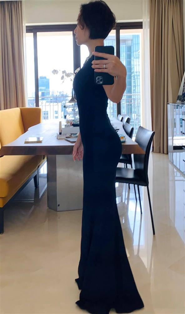 ữ ca sĩ từng chia sẻ: "Ăn như vậy mà body vẫn như vầy! Tin không" kèm theo bức ảnh diện đầm bó sát.