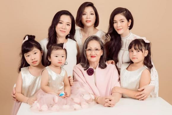 Lý Nhã Kỳ tung bộ ảnh bên gia đình: "Ai làm rể út nhà này được cưng nha. Gia đình không thiếu gì ngoài đàn ông. Trời ơi 3 đời mà toàn là phụ nữ không à".