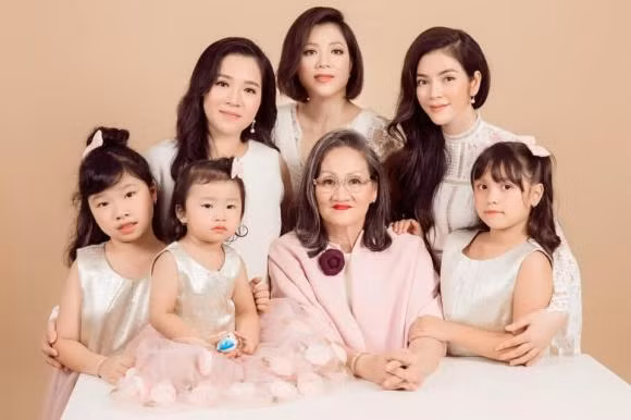 Lý Nhã Kỳ tung bộ ảnh bên gia đình: "Ai làm rể út nhà này được cưng nha. Gia đình không thiếu gì ngoài đàn ông. Trời ơi 3 đời mà toàn là phụ nữ không à".