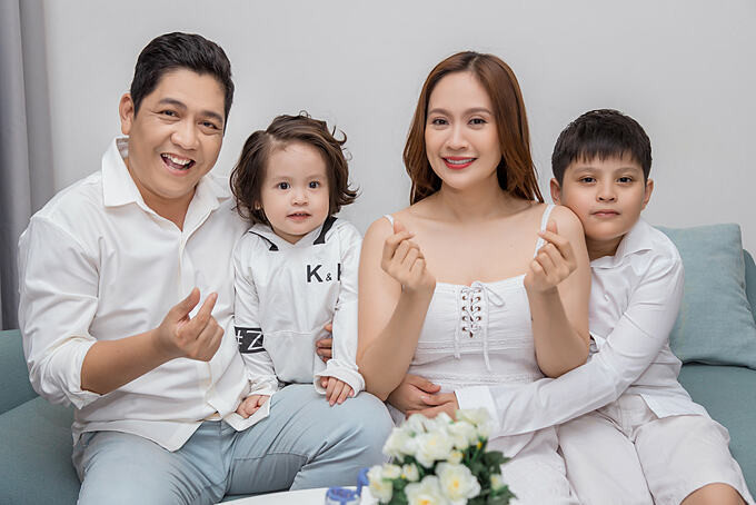 Vợ chồng Thanh Thúy - Đức Thịnh cùng hai con chụp ảnh gia đình.