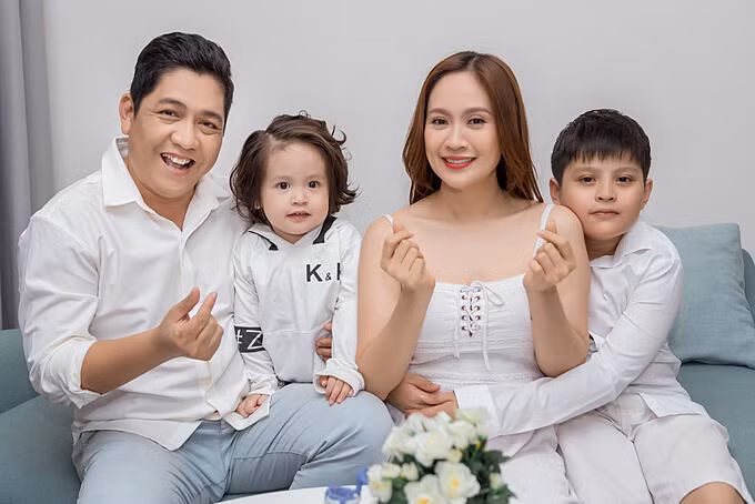 Vợ chồng Thanh Thúy - Đức Thịnh cùng hai con chụp ảnh gia đình.