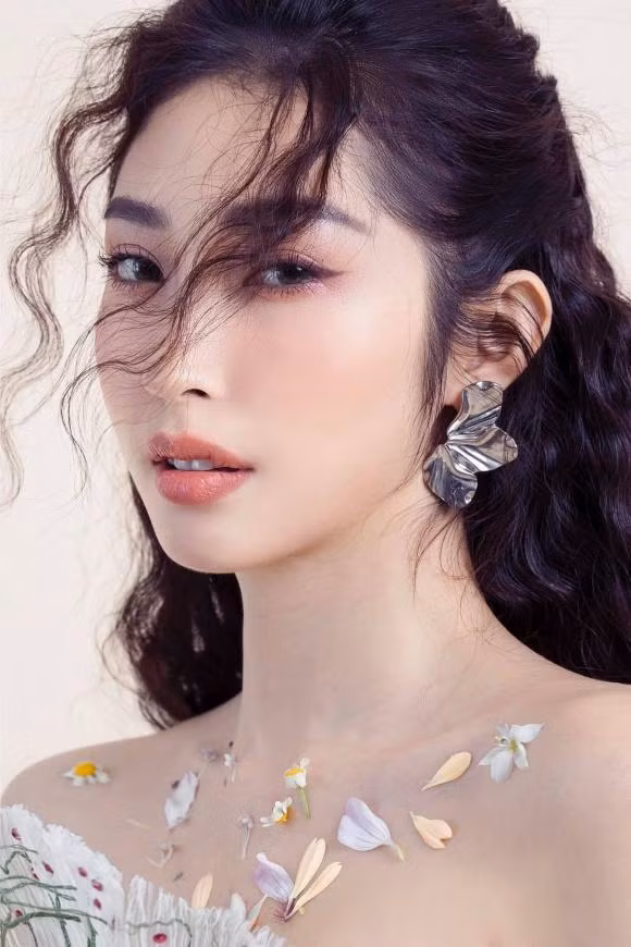 Khổng Tú Quỳnh ngày càng nhuận sắc sau khi chia tay Ngô Kiến Huy.