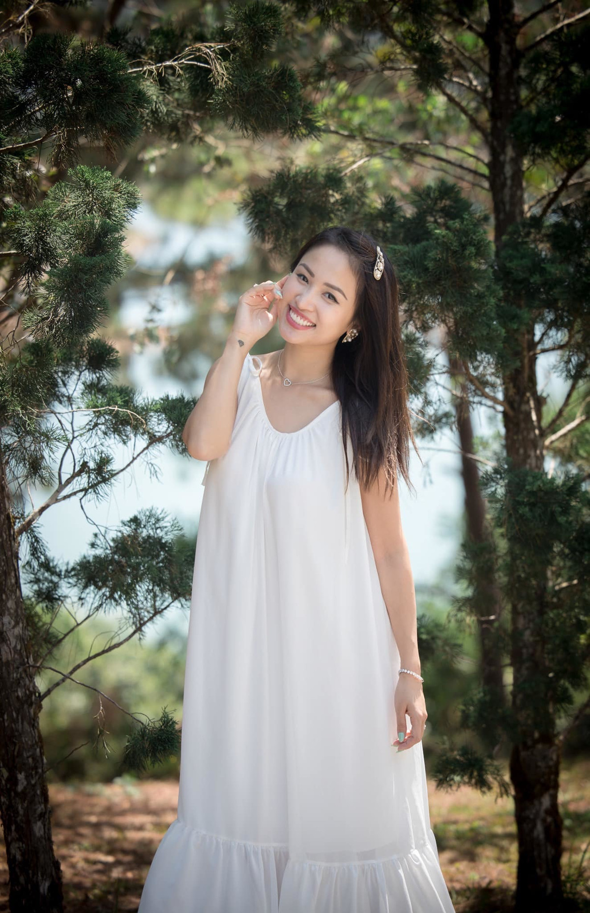 MC Thanh Vân xinh tươi với váy trắng.