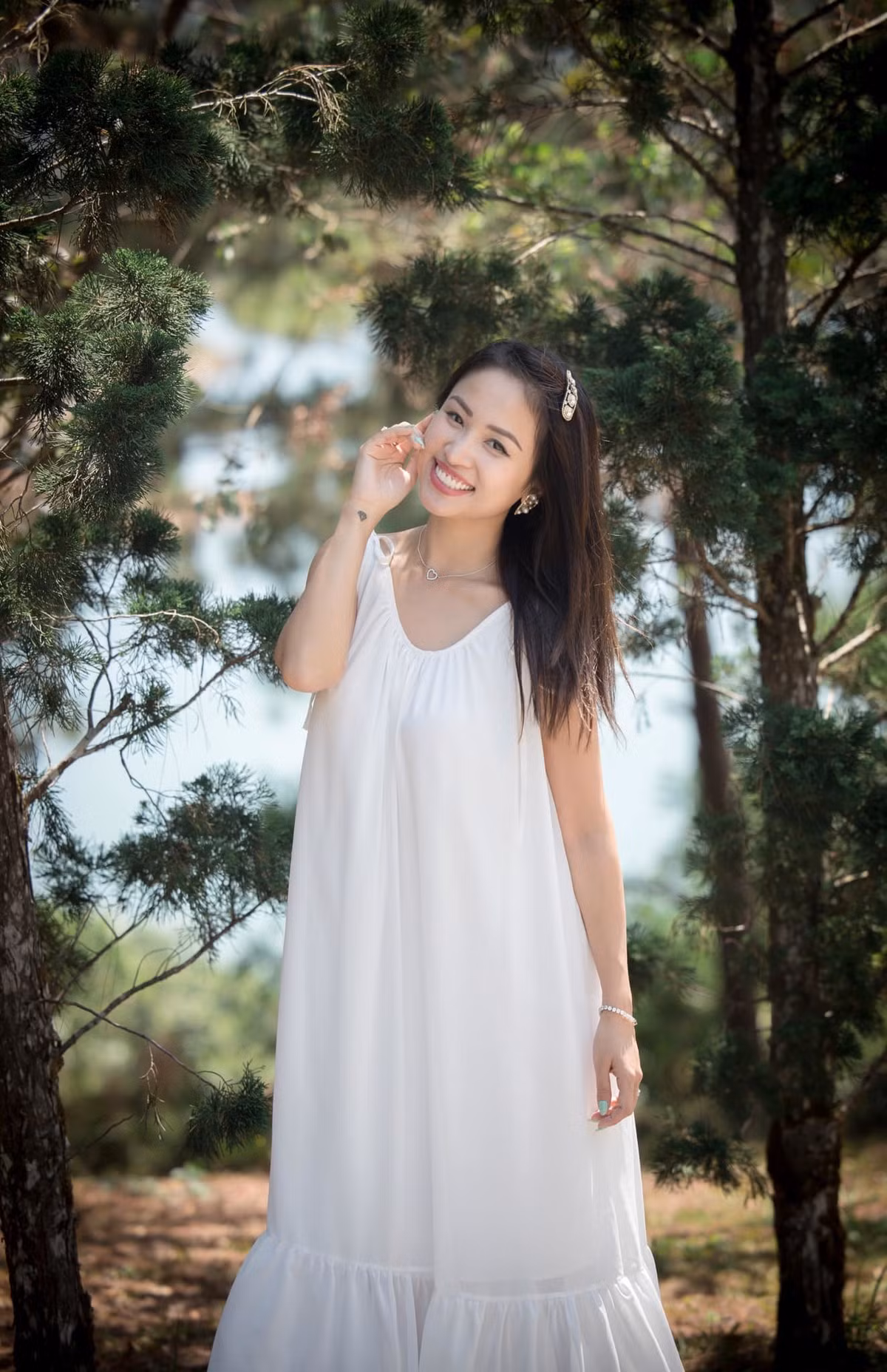 MC Thanh Vân xinh tươi với váy trắng.