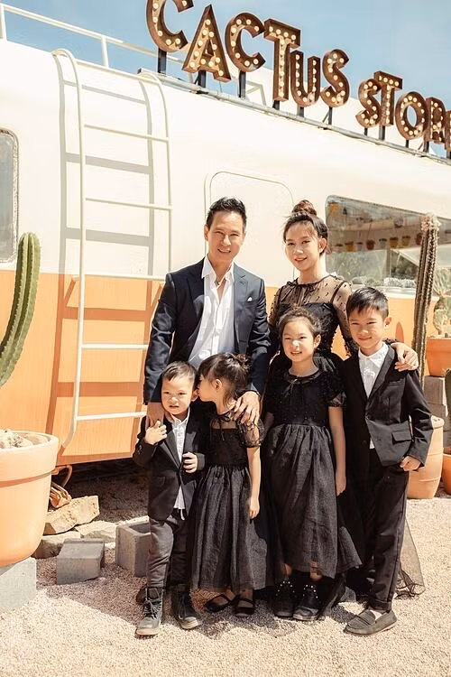 "Kỷ niệm sinh nhật mẹ Hà 36 tuổi, cả nhà chụp hình cùng nhau. Dù đã hết sức cố gắng nhưng mỗi người vẫn nhìn về một hướng", ca sĩ Lý Hải chia sẻ.