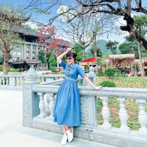 Diễn viên Vân Dung viết: "Hôm nay mặc áo xanh dương/Mong rằng ai đó yêu thương thật nhiều".