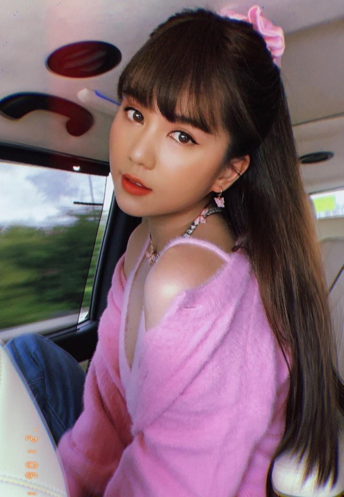 Ngọc Trinh được nhận xét như thiếu nữ với trang phục màu sắc, kiểu tóc mái ngố.