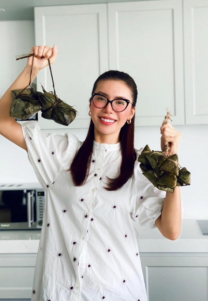Siêu mẫu Minh Tú hào hứng khoe thành quả chùm bánh ú lá tro trong ngày Tết Đoan ngọ.