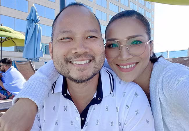 Vợ chồng ca sĩ Hồng Ngọc hiếm hoi có không gian riêng. Cả hai lạc quan hơn sau khi cùng vượt qua căn bệnh COVID-19.