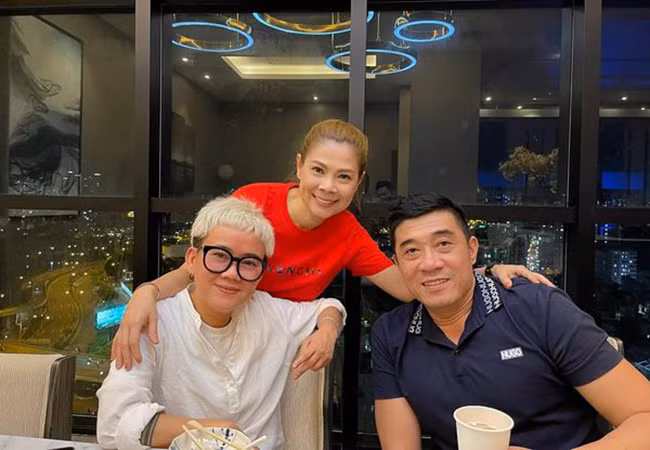 Thanh Thảo tranh thủ hội ngộ nhạc sĩ Phương Uyên và đạo diễn Trần Vi Mỹ trong lần về Việt Nam.
