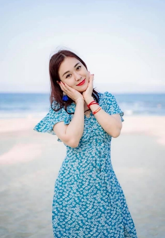 Minh Nguyệt - bà xã của NSND Tự Long vừa đăng tải khoảnh khắc đi biển trước khi bùng dịch. Một số đồng nghiệp, bạn bè dành nhiều lời khen cho nhan sắc nhẹ nhàng, phúc hậu cùng làn da trắng mịn của cô. Vợ Tự Long ngoài là giảng viên tại ĐH Văn hoá Nghệ thuật Quân đội còn được biết đến là mẫu nội trợ đảm đang trong gia đình.