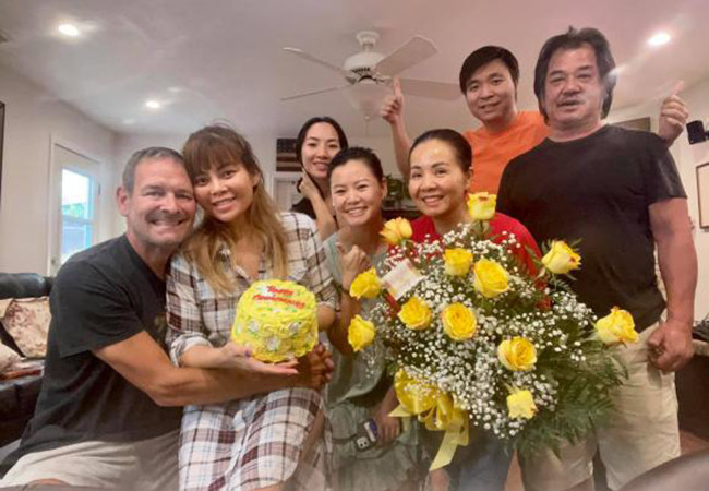 Ca sĩ Ngọc Anh được chồng Tây và những người bạn tổ chức sinh nhật tại nhà.