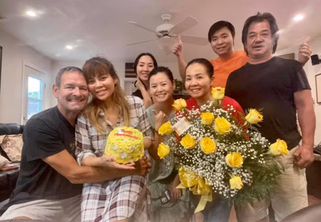 Ca sĩ Ngọc Anh được chồng Tây và những người bạn tổ chức sinh nhật tại nhà.