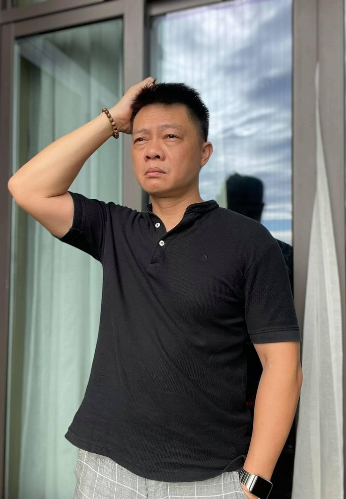 Sao Việt hôm nay 15/6: BTV Trần Quang Minh biểu cảm mệt mỏi vì thức liên tiếp nhiều đêm theo dõi các trận bóng.