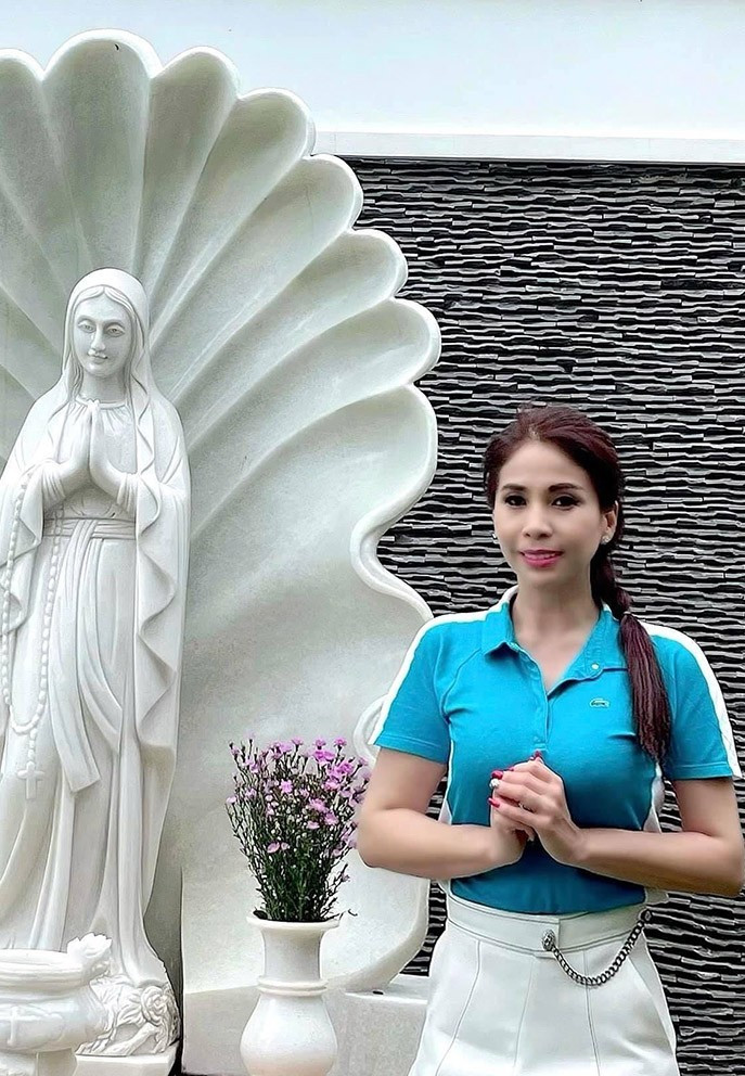 Diễn viên Lý Hương mỗi sáng đều dành thời gian khấn nguyện bên tượng Đức mẹ Maria tại nhà.