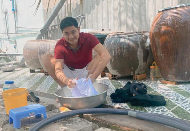 Minh Luân than thở anh dự định về quê 3 ngày nhưng vì dịch nên đã kẹt lại gần một tháng.