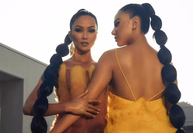 H'Hen Niê và Kim Duyên trông như "chị em sinh đôi" với kiểu tết tóc và làn da ngăm đen.