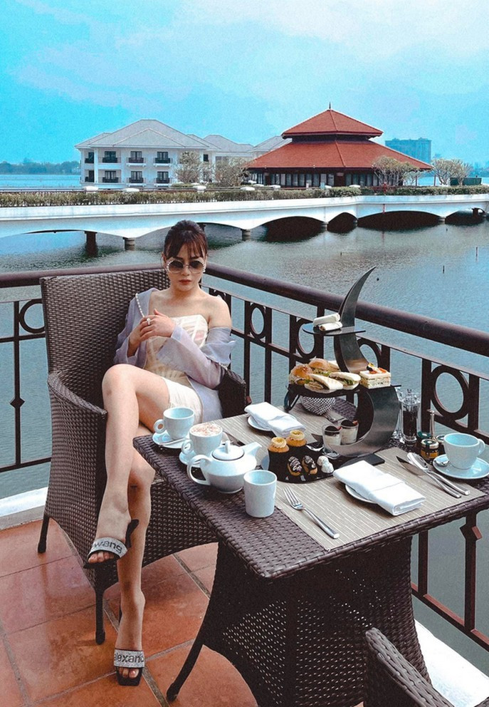 Phương Oanh đăng loạt ảnh đi cà phê sang chảnh trong những ngày rảnh rỗi.