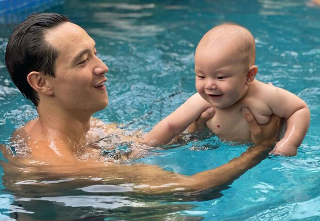 Kim Lý tập bơi cho con trai Leon để bé thêm dạn dĩ.