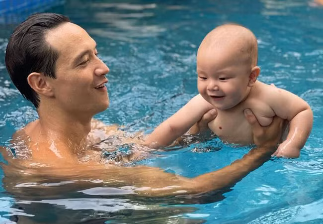 Kim Lý tập bơi cho con trai Leon để bé thêm dạn dĩ.