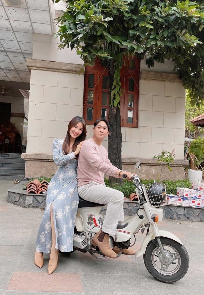 Diễm My và Hứa Vỹ Văn được khen xứng đôi với tấm ảnh ngẫu hứng tạo dáng bên xe cổ.