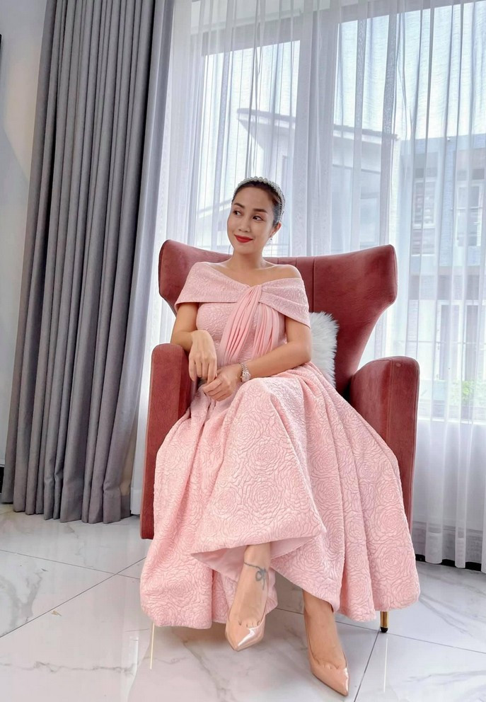 Ốc Thanh Vân diện trang phục, làm tóc cầu kỳ chỉ để chụp quảng cáo cho cửa hàng của mình.