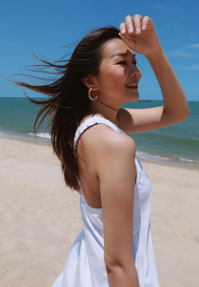 Thanh Hằng "thèm" cảm giác được ngắm nhìn và tận hưởng làn gió mát ở biển.
