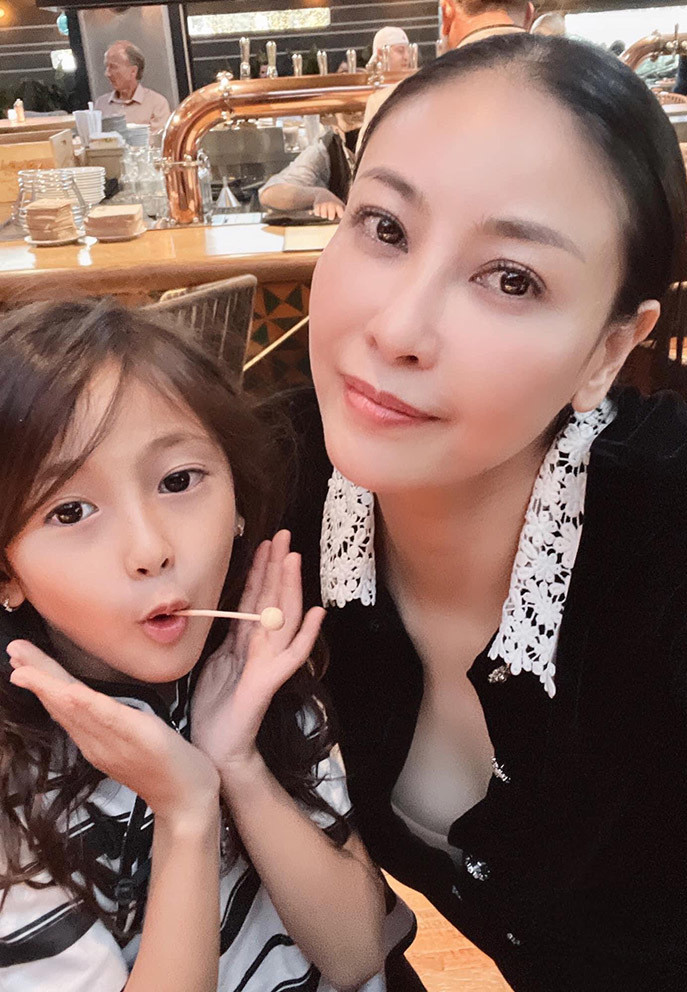 Hà Kiều Anh đưa các con sang Mỹ thăm gia đình ngoại sau thời gian xa cách vì dịch.