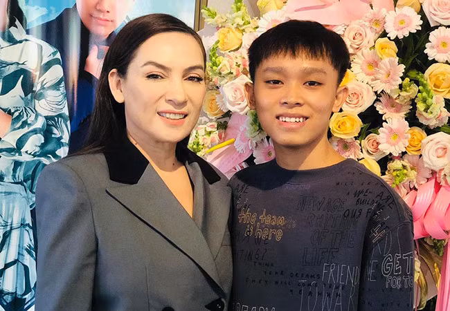 Phi Nhung đăng tải dòng chia sẻ về những ồn ào liên quan đến mình những ngày qua. Nữ ca sĩ khẳng định mình sống tử tế nên không sợ bị chơi xấu hay áp lực từ dư luận. Trước sự việc Hồ Văn Cường thừa nhận "tố xấu" mình với một khán giả, Phi Nhung nhắn nhủ: "Hồ Văn Cường con có làm sai với mẹ, mẹ vẫn ôm con vào lòng như mỗi ngày. Con an tâm nhé".